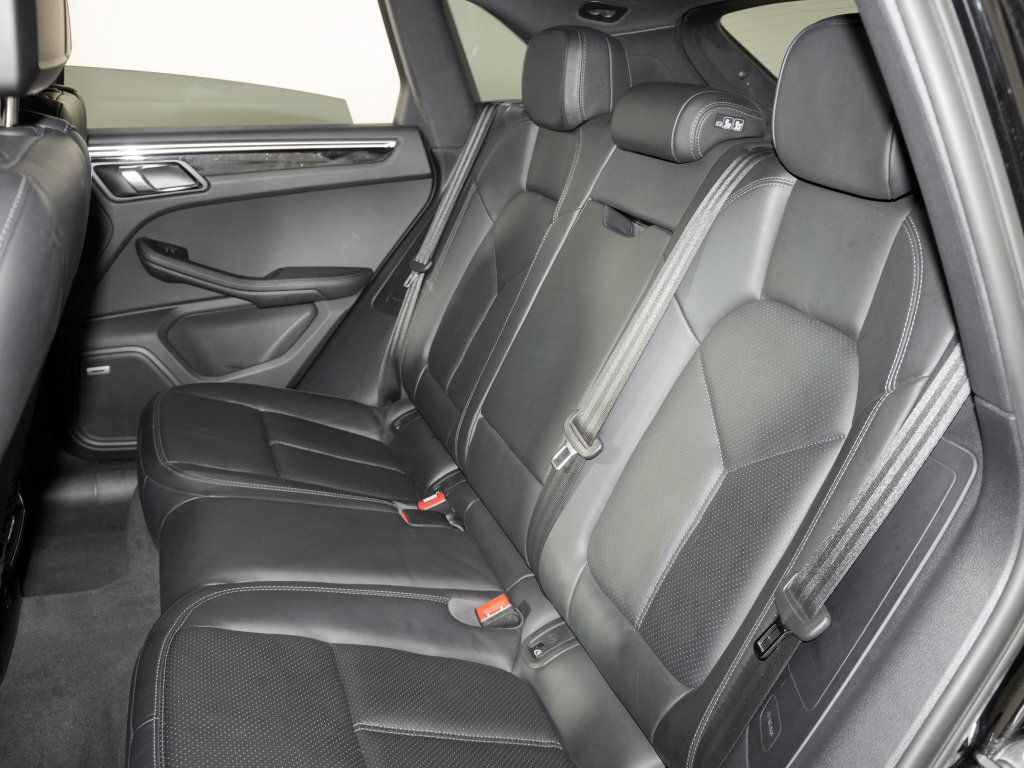 Used 2024 Porsche Macan w/ Premium Plus Package AWD/4WD image 37