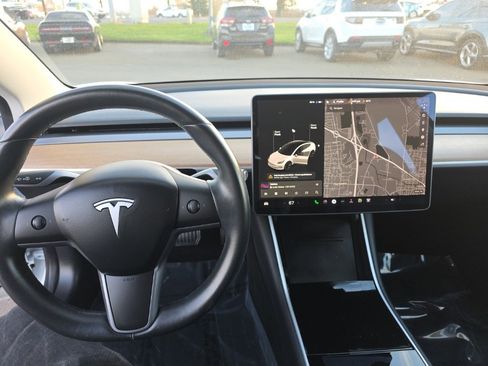 Used 2019 Tesla Model 3 Standard Range image 14