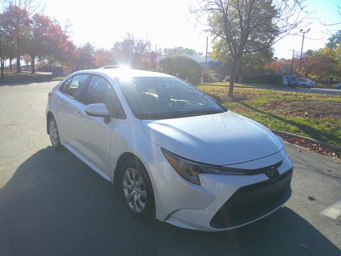 Used 2025 Toyota Corolla LE image 2