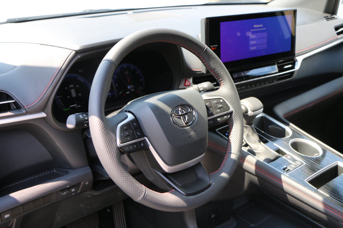 Used 2025 Toyota Sienna XSE AWD/4WD image 17