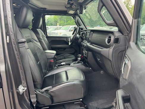 Used 2018 Jeep Wrangler Unlimited Sahara w/ Uconnect 4C Nav & Sound Group AWD/4WD image 19
