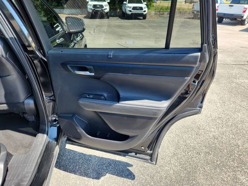 Used 2023 Toyota Highlander XSE FWD image 19