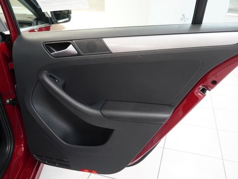 Used 2017 Volkswagen Jetta SE FWD image 29