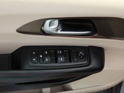 Used 2018 Chrysler Pacifica Touring-L FWD image 11