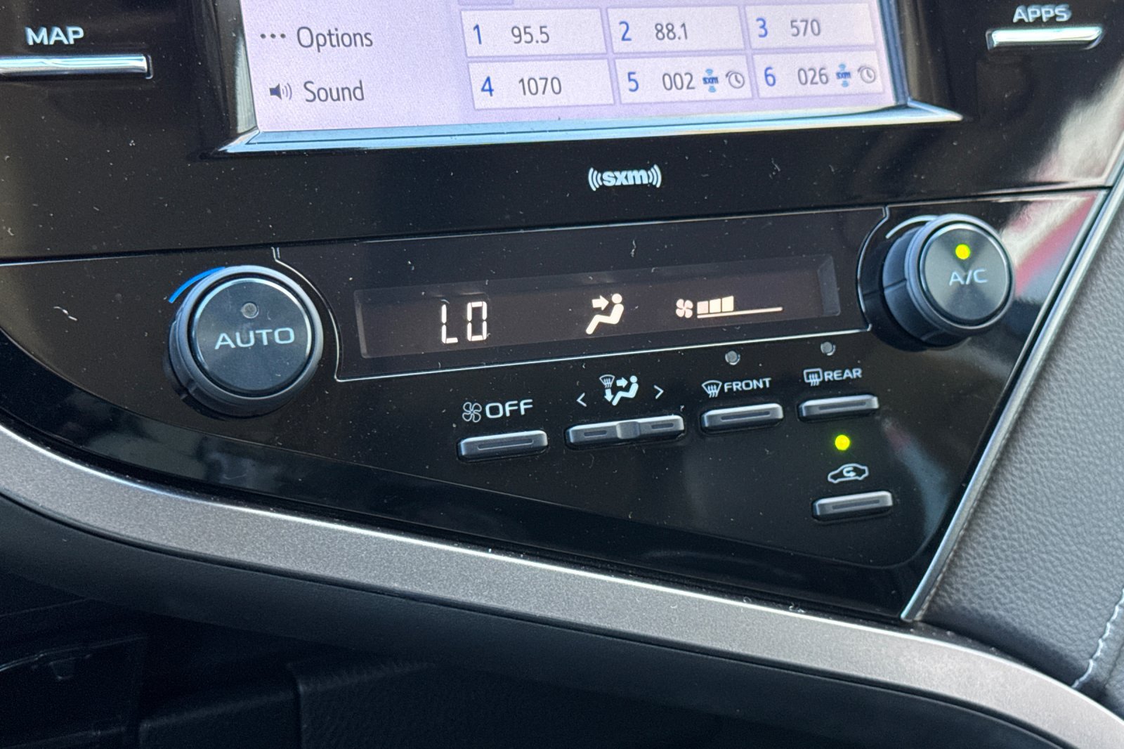 Used 2020 Toyota Camry SE FWD image 21