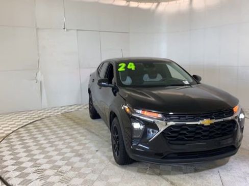 Used 2024 Chevrolet Trax LS w/ LS Convenience Package FWD image 5