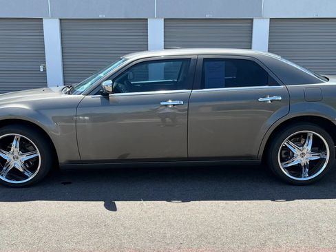 Used 2010 Chrysler 300 Touring RWD image 2