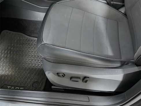 Used 2023 Volkswagen Taos SE w/ Panoramic Sunroof Package image 9