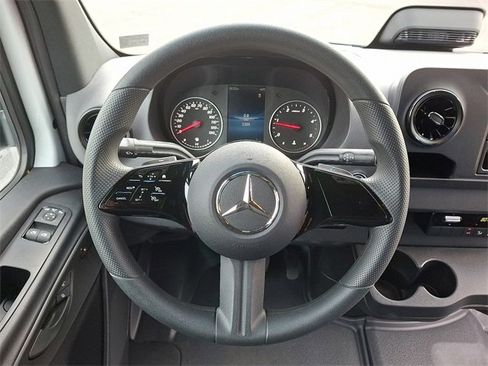 Used 2025 Mercedes-Benz Sprinter 2500 image 21