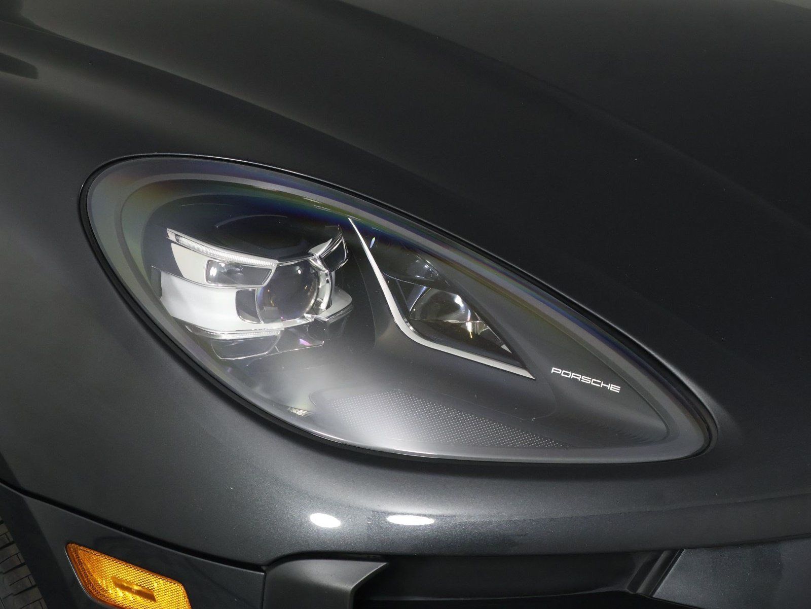 Certified 2021 Porsche Macan AWD/4WD image 28