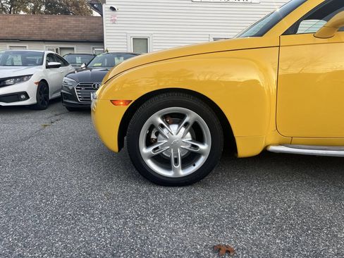 Used 2004 Chevrolet SSR w/ Preferred Equipment Group RWD image 39