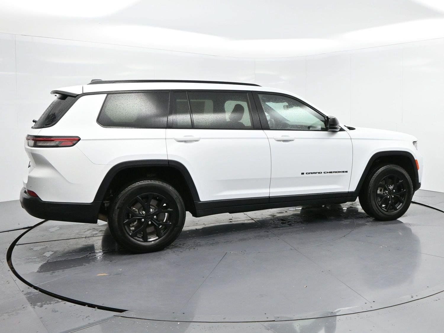 Used 2024 Jeep Grand Cherokee L Altitude AWD/4WD image 8