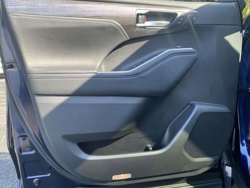 Used 2023 Toyota Highlander Platinum image 21