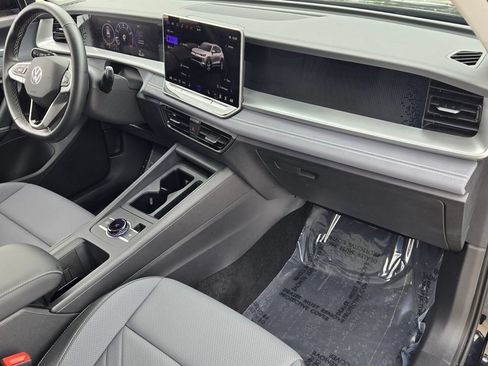 Certified 2026 Volkswagen Tiguan SE w/ Panoramic Sunroof Package FWD image 18