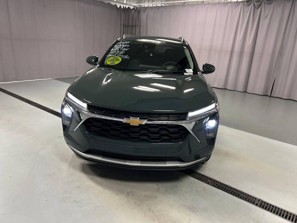 Used 2025 Chevrolet Trax LT FWD image 2