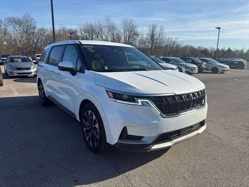 Used 2024 Kia Carnival EX image 3