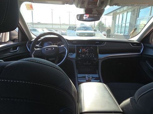 Used 2023 Jeep Grand Cherokee Laredo w/ Luxury Tech Group I image 13