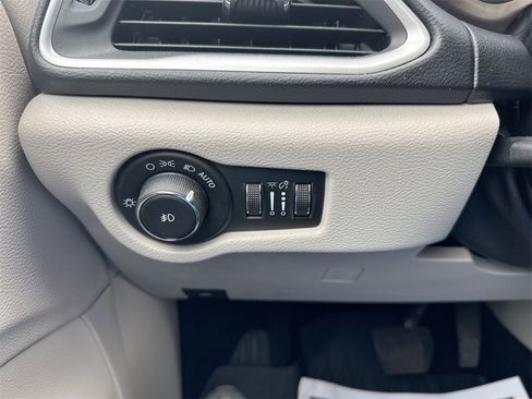 Used 2017 Chrysler Pacifica Touring-L image 17