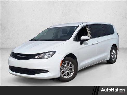 Used 2022 Chrysler Voyager LX image 1