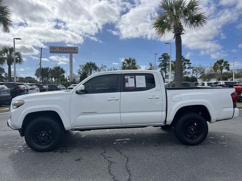 Used 2022 Toyota Tacoma SR5 w/ Technology Package image 7