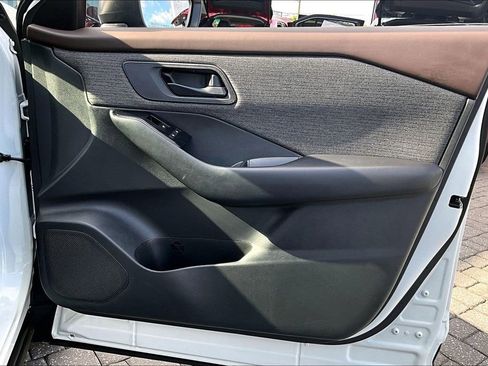 Used 2023 Nissan Rogue S image 25