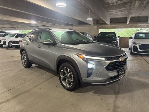 Used 2025 Chevrolet Trax LT FWD image 3
