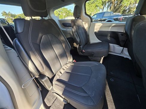 Used 2022 Chrysler Voyager LX image 33