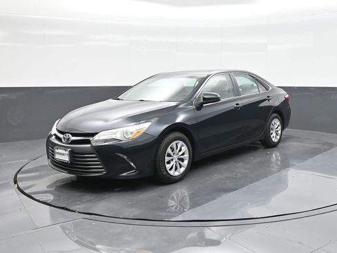 Used 2016 Toyota Camry LE image 34