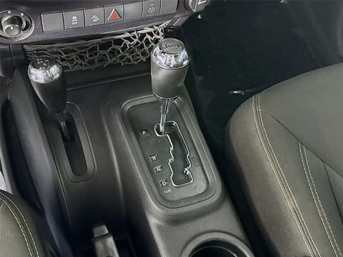 Used 2016 Jeep Wrangler Unlimited Rubicon w/ Connectivity Group AWD/4WD image 16
