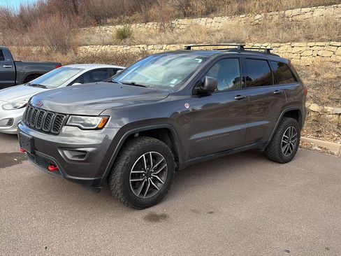 Used 2019 Jeep Grand Cherokee Trailhawk w/ Trailhawk Luxury Group image 2