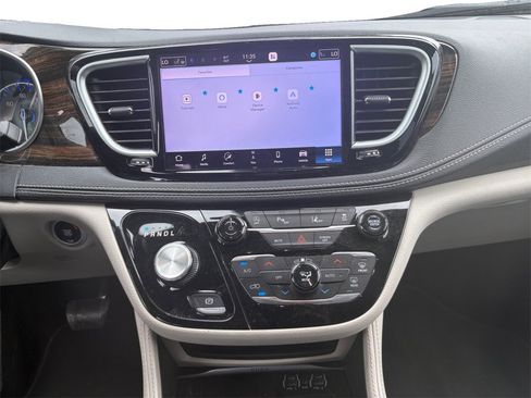 Used 2023 Chrysler Pacifica Limited w/ Trailer Tow Group image 11