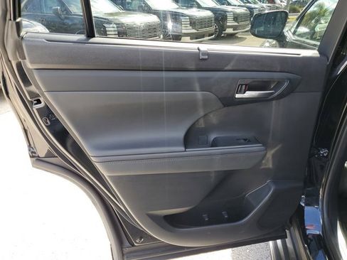 Used 2023 Toyota Highlander XLE image 13
