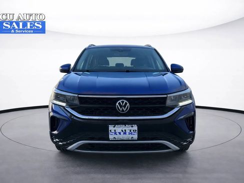 Used 2023 Volkswagen Taos SE FWD image 2