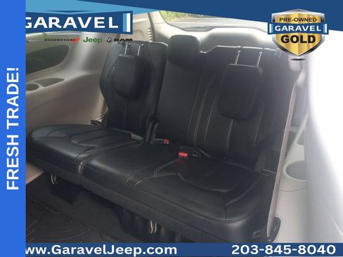 Used 2022 Chrysler Pacifica Touring-L FWD image 16