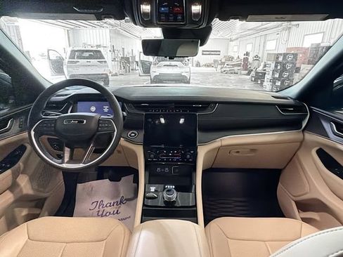 Used 2024 Jeep Grand Cherokee L Limited w/ Luxury Tech Group II AWD/4WD image 10