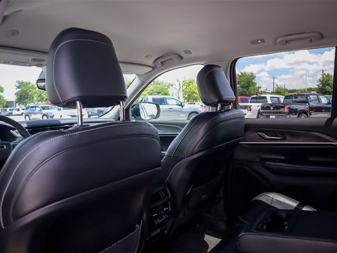 Used 2023 Jeep Grand Cherokee Limited image 22