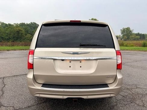 Used 2016 Chrysler Town & Country Limited Platinum w/ Trailer Tow Group FWD image 4