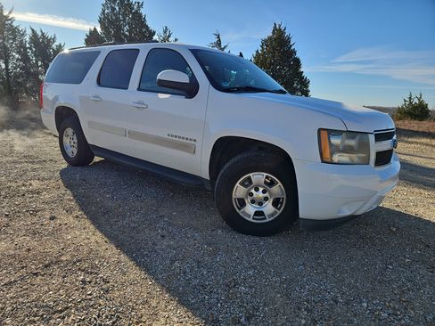 Used 2010 Chevrolet Suburban LT image 2