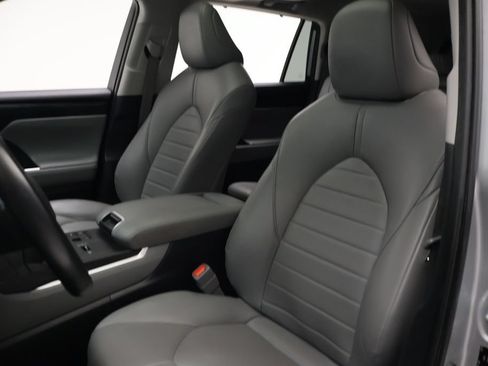 Used 2023 Toyota Highlander XLE FWD image 13
