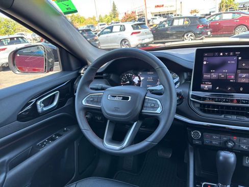 Used 2025 Jeep Compass Trailhawk AWD/4WD image 33