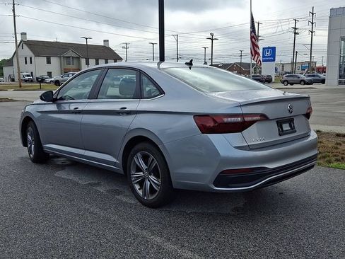 Used 2024 Volkswagen Jetta SE FWD image 3