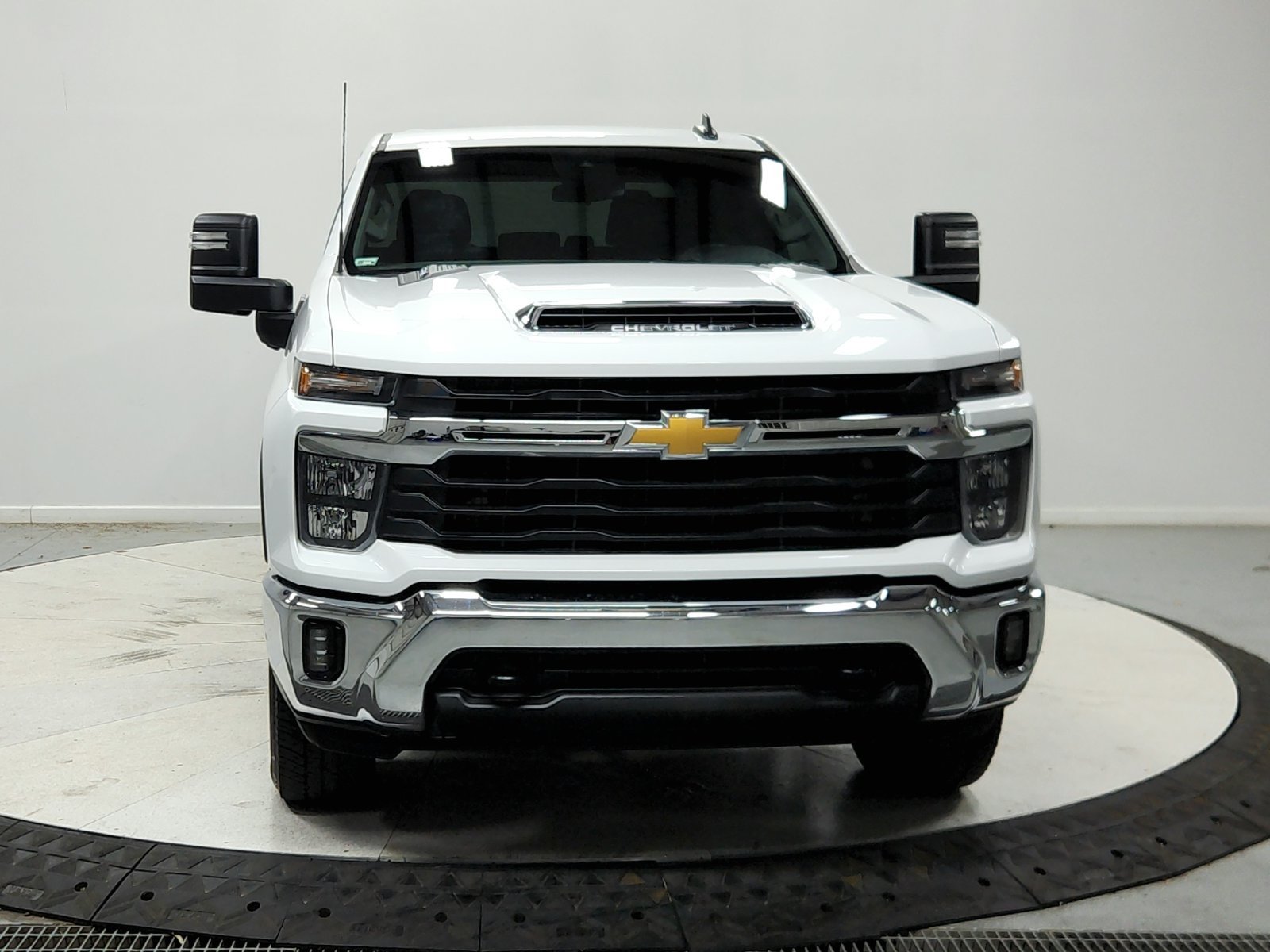 Used 2025 Chevrolet Silverado 2500 LT AWD/4WD image 3
