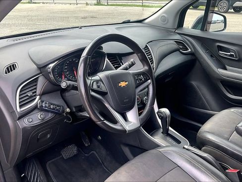 Used 2020 Chevrolet Trax LT w/ LT Convenience Package image 16