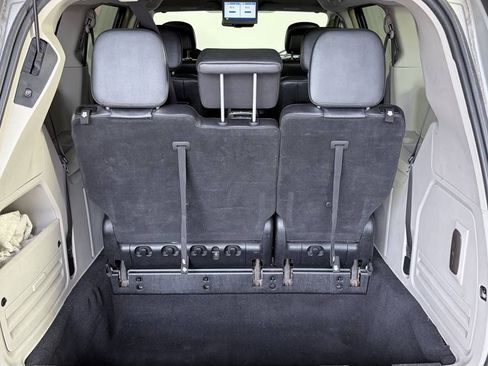 Used 2012 Chrysler Town & Country Touring w/ Entertainment Group #1 FWD image 29
