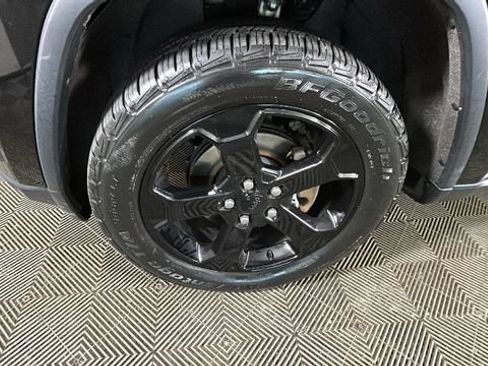 Used 2018 Jeep Grand Cherokee Laredo AWD/4WD image 9