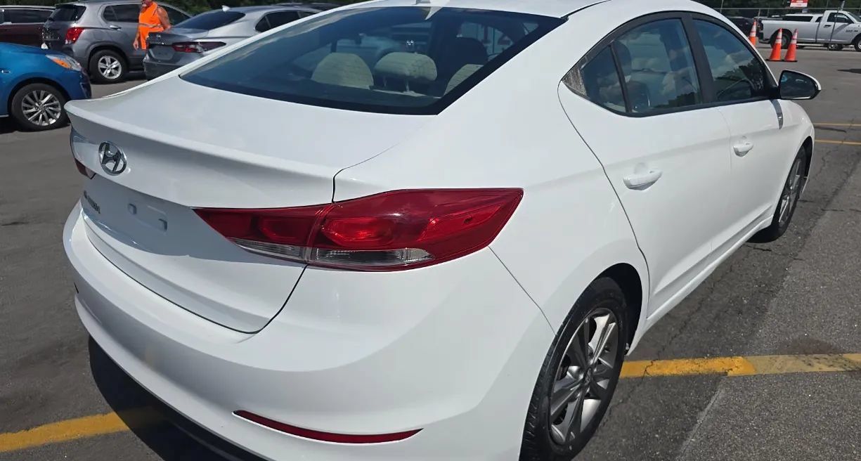 Used 2017 Hyundai Elantra SE FWD image 3