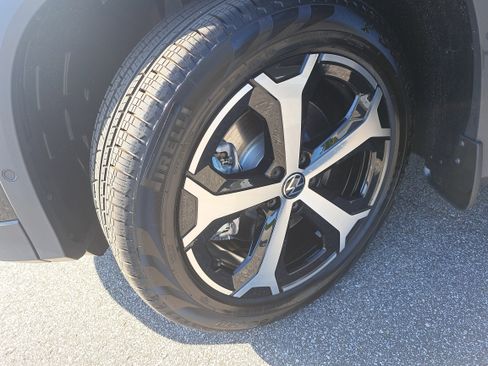 New 2025 Volkswagen Tiguan SE image 32