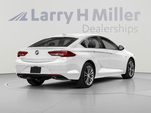 Used 2018 Buick Regal Preferred FWD image 2