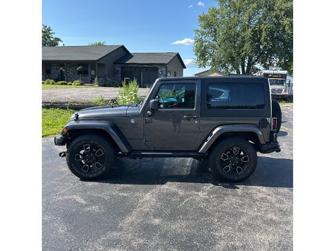 Used 2017 Jeep Wrangler Sahara AWD/4WD image 5
