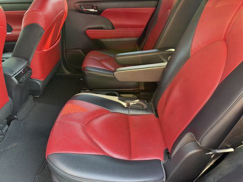 Used 2023 Toyota Highlander XSE FWD image 33